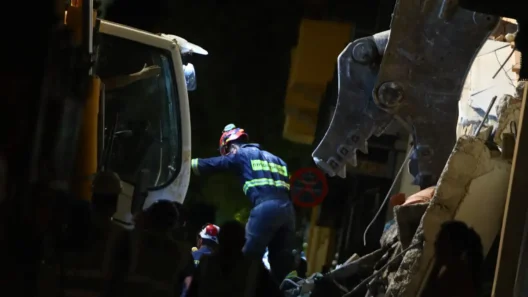 Πλάκα: Θρίλερ με τουρίστες στο κτίριο που έγινε η έκρηξη – Αγωνία και για τους ηλικιωμένους BINTEO 12 Πλάκα: Θρίλερ με τουρίστες στο κτίριο που έγινε η έκρηξη – Αγωνία και για τους ηλικιωμένους BINTEO