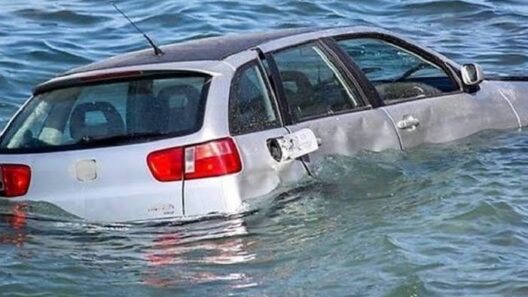 Αυτοκίνητο βυθίζεται στη θάλασσα κοντά στη Ναυπακτία