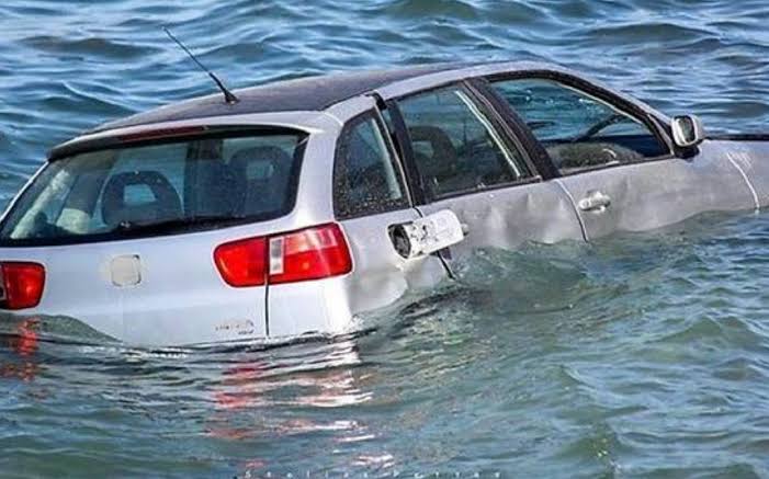 Αυτοκίνητο βυθίζεται στη θάλασσα κοντά στη Ναυπακτία