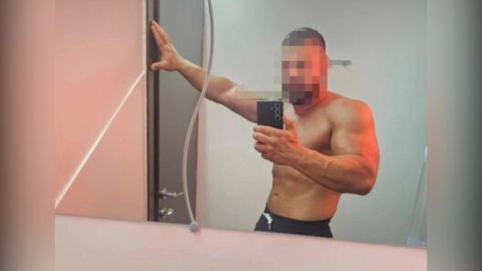 Φωτογραφία influencer στην Ηλιούπολη, με ροζ φόντο