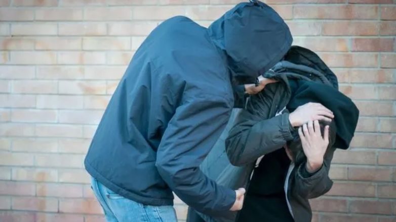 Σκηνικό βίαιου περιστατικού στην Αγυιά με αστυνομικούς και τραυμα…