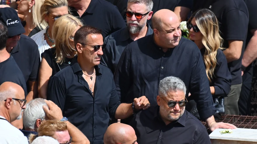 Μαζωνάκης: «Ράγισαν» καρδιές στην κηδεία του - Το «αντίο» από πλήθος κόσμου και καλλιτέχνες ΦΩΤΟ