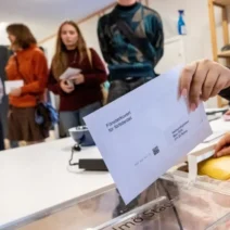 Σουηδία: Μάχη ψήφο με ψήφο στις κάλπες – Ρόλο-κλειδί η ακροδεξιά