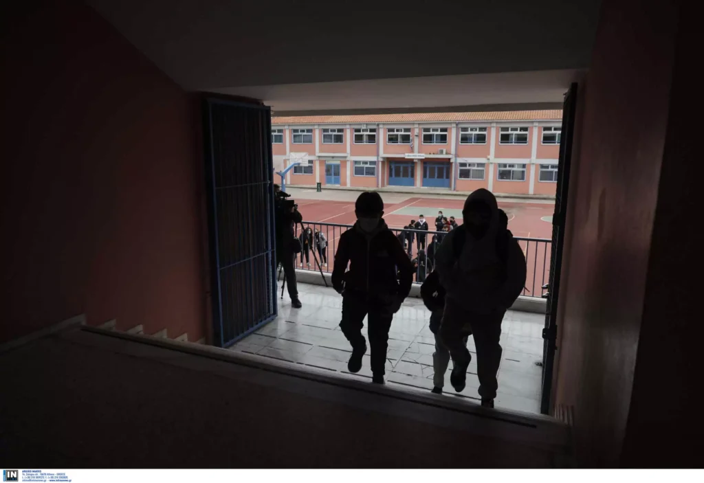 Μαθητής 14 ετών σε σχολική αίθουσα, φαίνεται να υφίσταται εκφοβισμό