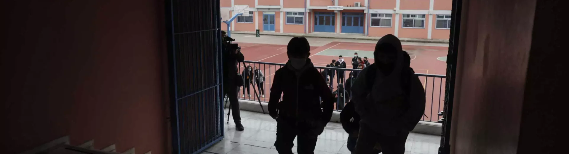 Μαθητής 14 ετών σε σχολική αίθουσα, φαίνεται να υφίσταται εκφοβισμό