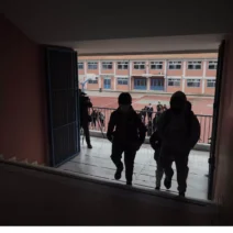 Βριλήσσια: 14χρονος ξυλοκόπησε συμμαθητή του και νοσηλεύεται σοβαρά 2 Μαθητής 14 ετών σε σχολική αίθουσα, φαίνεται να υφίσταται εκφοβισμό