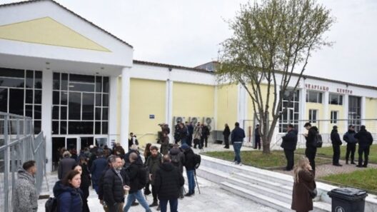 Πλήθος κόσμου και δημοσιογράφοι συγκεντρωμένοι έξω από το Νεαριάκ…