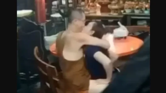 Ταϊλανδικός μοναχός σε λευκή ρόμπα στο εσωτερικό του ναού