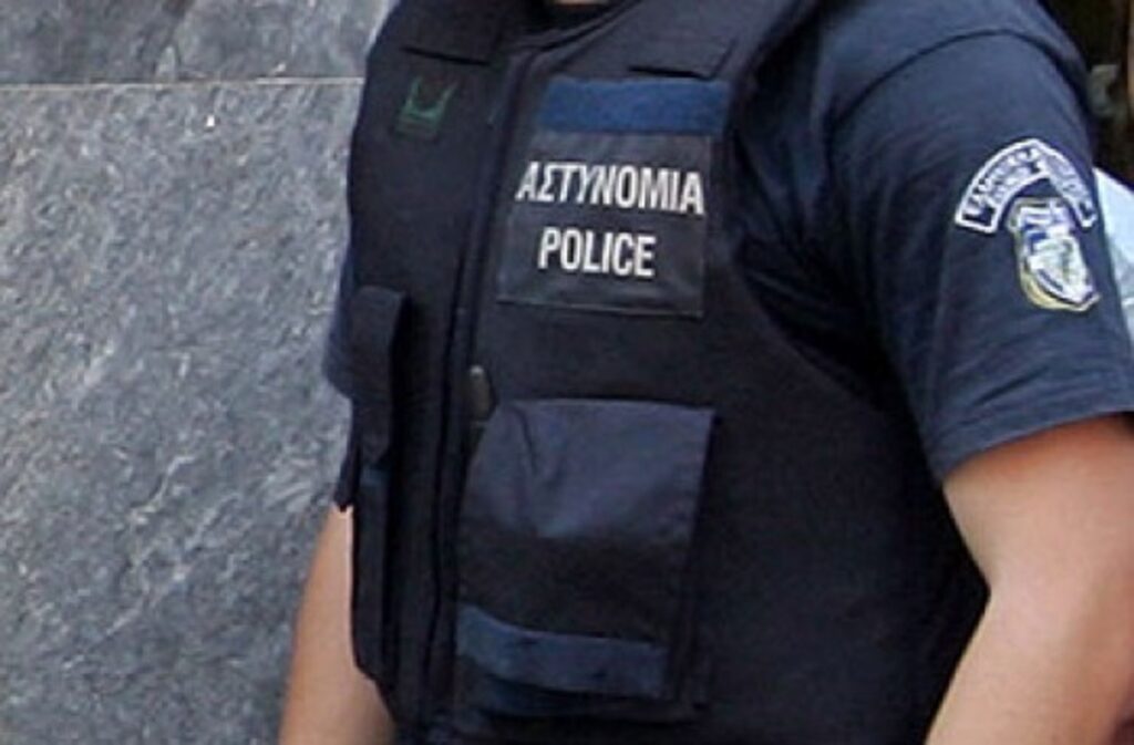 Πάτρα: Άνδρας απειλεί να πέσει από ταράτσα