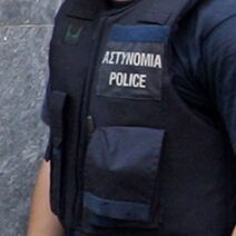 Πάτρα: Άνδρας απειλεί να πέσει από ταράτσα