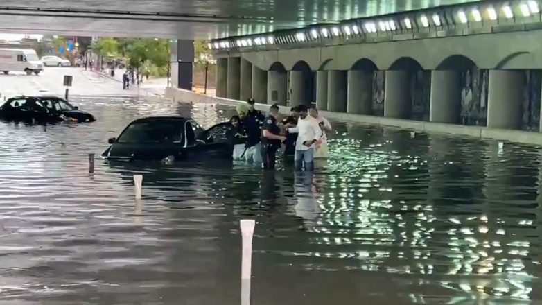 Καταιγίδα με βροχή και αστραπές πάνω από το Τόροντο, Καναδά