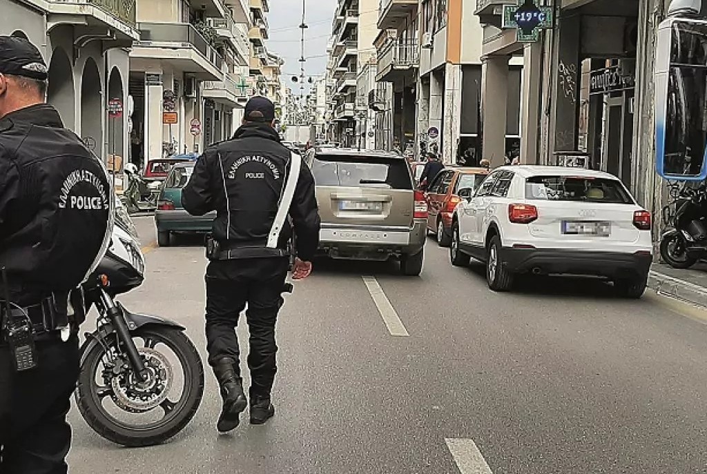 Πάτρα: Απουσία τροχονόμων για απαγόρευση στάθμευσης εντείνουν το «κομφούζιο» στο κέντρο ΦΩΤΟ