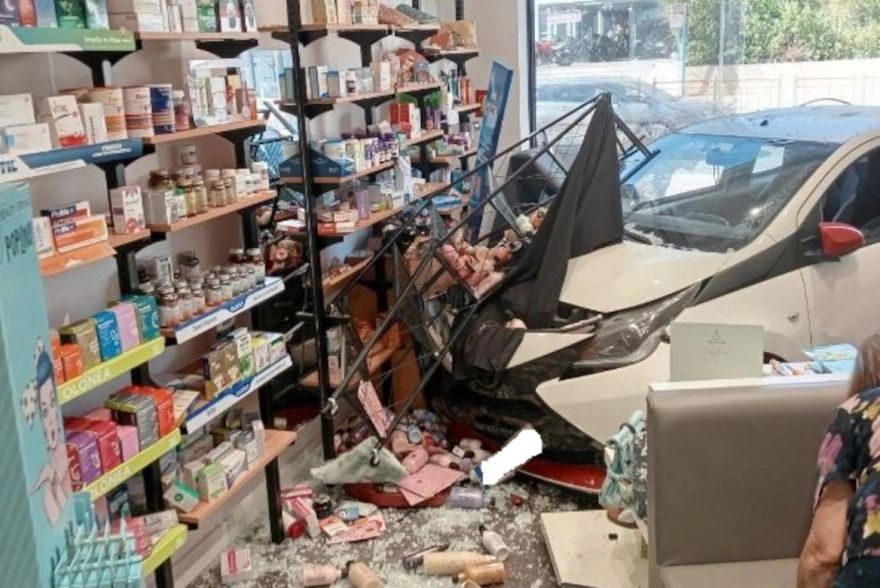 Αυτοκίνητο κατέληξε μέσα σε φαρμακείο στη Νέα Μάκρη ΦΩΤΟ - ΒΙΝΤΕΟ