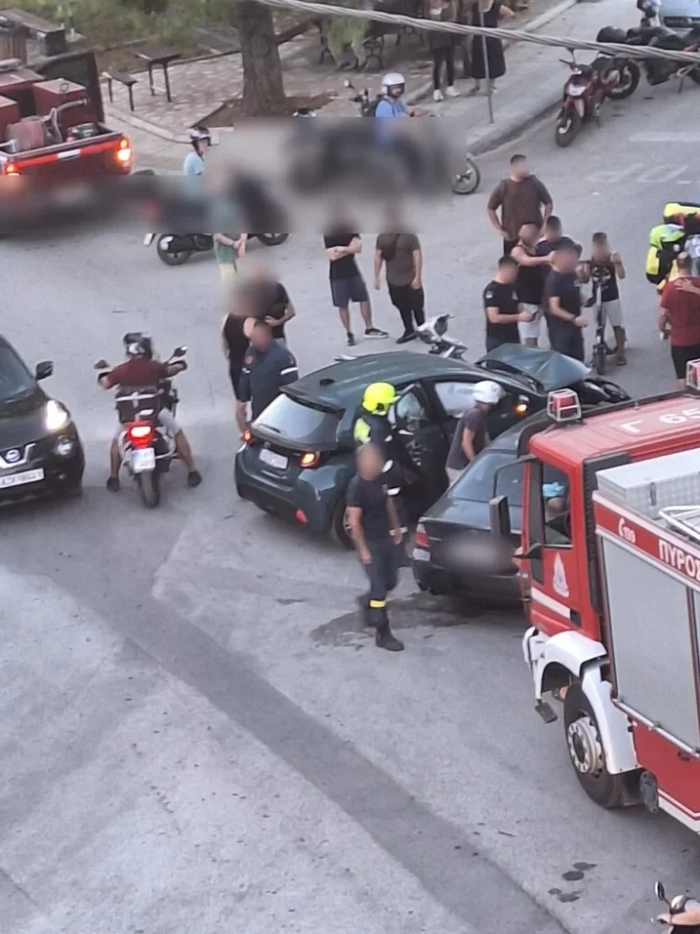 Πάτρα: Τροχαίο με τραυματίες και καπνούς σε αυτοκίνητο στα Ζαρουχλέϊκα ΦΩΤΟ 5 Πάτρα: Τροχαίο με τραυματίες και καπνούς σε αυτοκίνητο στα Ζαρουχλέϊκα ΦΩΤΟ