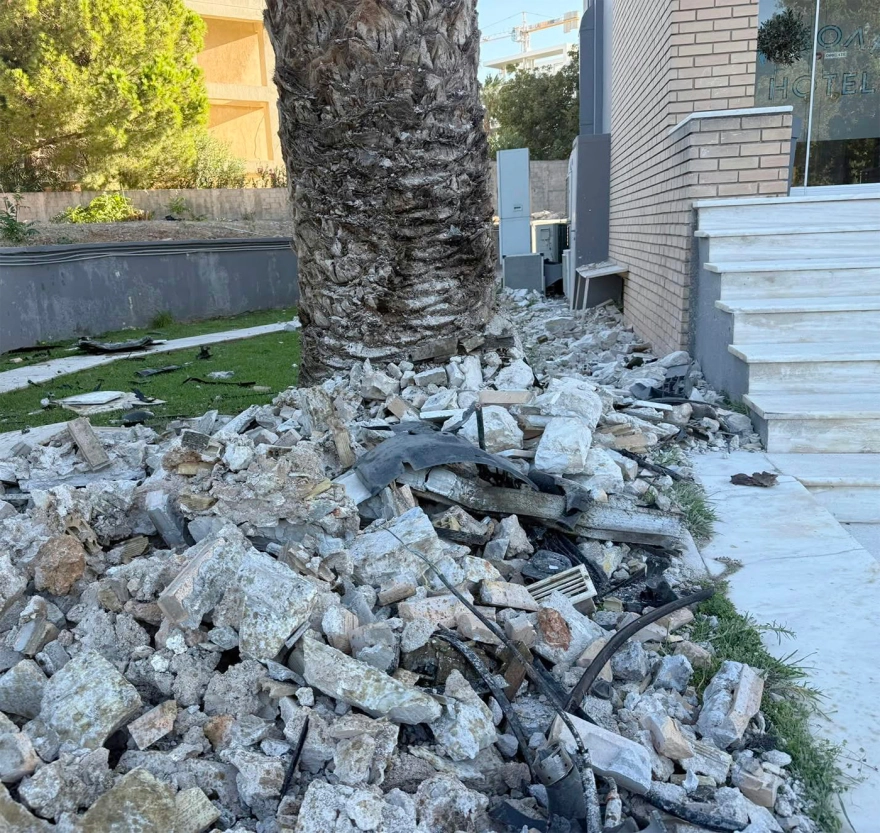 Γλυφάδα: ΙΧ «γκρέμισε» μαντρότοιχο - Τρεις νεκροί ΦΩΤΟ 6 Γλυφάδα: ΙΧ «γκρέμισε» μαντρότοιχο - Τρεις νεκροί ΦΩΤΟ