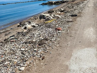Κάτω Αχαΐα: Πρόχειρα ρεμέντζα από καΐκια, σιδερόβεργες επικίνδυνες βρωμιά και δυσοσμία στο Λιμανάκι των Αλυκών