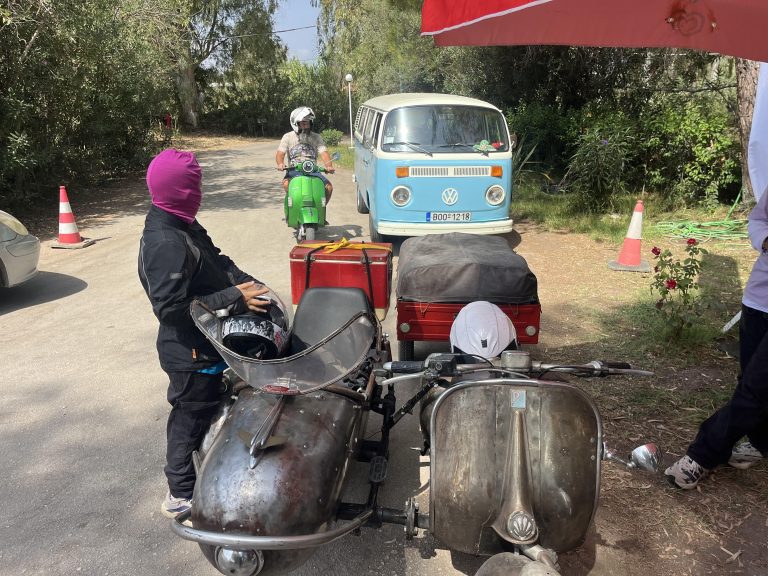 Vespa στάθμευσε σε χώρο κατασκήνωσης στο Κάτω Αλίσσο