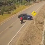 Βραζιλία: Τρομακτικό δυστύχημα με μοτοσικλετιστή να καρφώνεται σε αυτοκίνητο ΒΙΝΤΕΟ