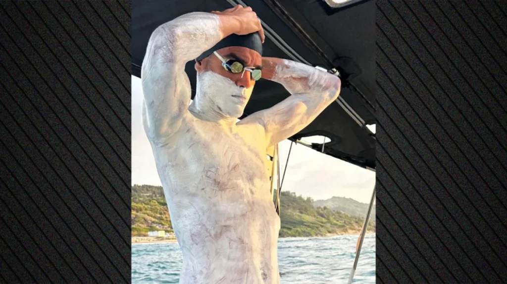 Ο Σπύρος Χρυσικόπουλος, καλυμμένος με λευκή κρέμα, με σκουφάκι και …