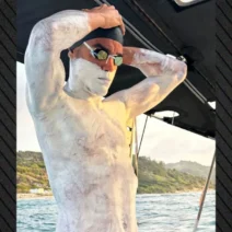 Ο Σπύρος Χρυσικόπουλος, καλυμμένος με λευκή κρέμα, με σκουφάκι και …