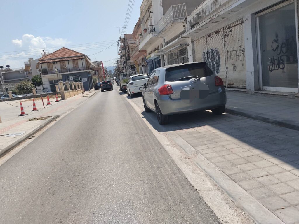 Κάτω Αχαΐα: Αντί για δημοτικό χώρο στάθμευσης πάνω στα πεζοδρόμια το παρκάρισμα ΦΩΤΟ 8 Κάτω Αχαΐα: Αντί για δημοτικό χώρο στάθμευσης πάνω στα πεζοδρόμια το παρκάρισμα ΦΩΤΟ