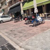 Κάτω Αχαΐα: Αντί για δημοτικό χώρο στάθμευσης πάνω στα πεζοδρόμια το παρκάρισμα ΦΩΤΟ 2 Αυτοκίνητο και μοτοσικλέτες παρκαρισμένα σε πλακόστρωτο πεζοδρόμ…