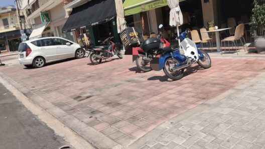 Κάτω Αχαΐα: Αντί για δημοτικό χώρο στάθμευσης πάνω στα πεζοδρόμια το παρκάρισμα ΦΩΤΟ 12 Αυτοκίνητο και μοτοσικλέτες παρκαρισμένα σε πλακόστρωτο πεζοδρόμ…
