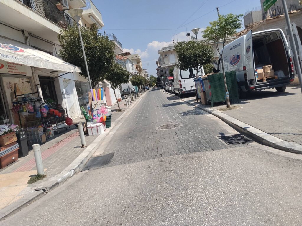 Κάτω Αχαΐα: Αντί για δημοτικό χώρο στάθμευσης πάνω στα πεζοδρόμια το παρκάρισμα ΦΩΤΟ