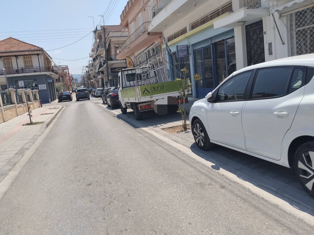 Κάτω Αχαΐα: Αντί για δημοτικό χώρο στάθμευσης πάνω στα πεζοδρόμια το παρκάρισμα ΦΩΤΟ 6 Κάτω Αχαΐα: Αντί για δημοτικό χώρο στάθμευσης πάνω στα πεζοδρόμια το παρκάρισμα ΦΩΤΟ