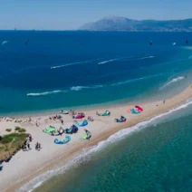 Δρέπανο: Συναυλία και επίδειξη kitesurf στο φεστιβάλ «Οι Δρόμοι της Θάλασσας» 1 Δρέπανο: Συναυλία και επίδειξη kitesurf στο φεστιβάλ «Οι Δρόμοι της Θάλασσας»