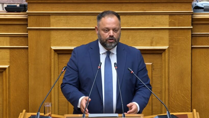 «Ναι στη στήριξη του Πατριαρχείου Ιεροσολύμων – Καταγγελία για επικίνδυνη κυβερνητική αδράνεια στους Αγίους Τόπους» 4 Γενειοφόρος πολιτικός με μπλε κοστούμι και γραβάτα μιλάει σε βήμα …