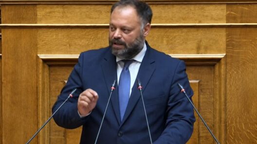 «Φτάνει με τις ευχές πάνω από τις στάχτες» 12 Βουλευτής μιλάει στο βήμα της Βουλής, φορώντας σκούρο κοστούμι και…