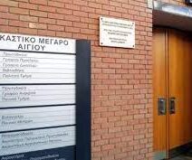 Γιάννης Ντρέκας, δικηγόρος, σε πλάνο με μαύρο φόντο