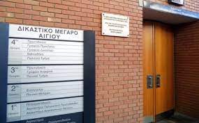 Γιάννης Ντρέκας, δικηγόρος, σε πλάνο με μαύρο φόντο