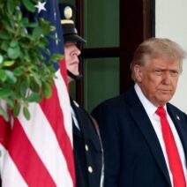 Reuters: Η δημοτικότητα του Τραμπ στο ιστορικό χαμηλό