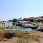 Αλυκές: Πρόχειρα ρεμέντζα, σιδερόβεργες, βρωμιά και δυσοσμία στο Λιμανάκι ΦΩΤΟ