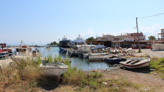 Λευκά ψαροβάρκες στη λόφο του χωριού Αλίκες, περιοχή Άχεια
