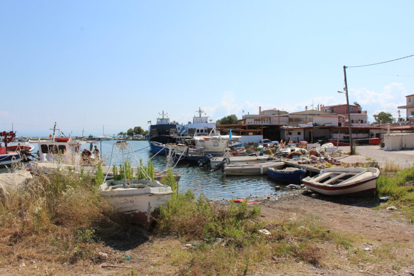 Λευκά ψαροβάρκες στη λόφο του χωριού Αλίκες, περιοχή Άχεια