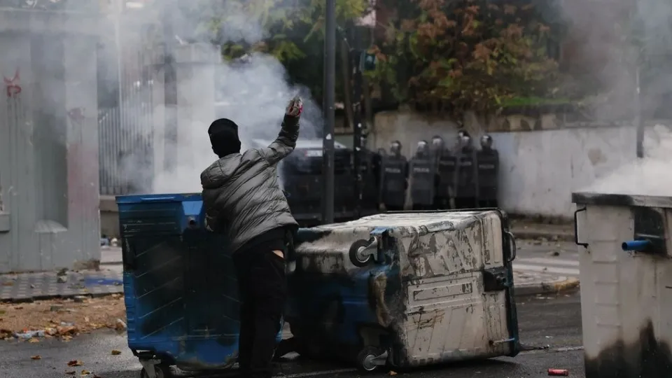 Τίρανα: Χιλιάδες στους δρόμους κατά του Ράμα – «Παραιτήσου» φωνάζουν οι πολίτες 5 Τίρανα: Χιλιάδες στους δρόμους κατά του Ράμα – «Παραιτήσου» φωνάζουν οι πολίτες