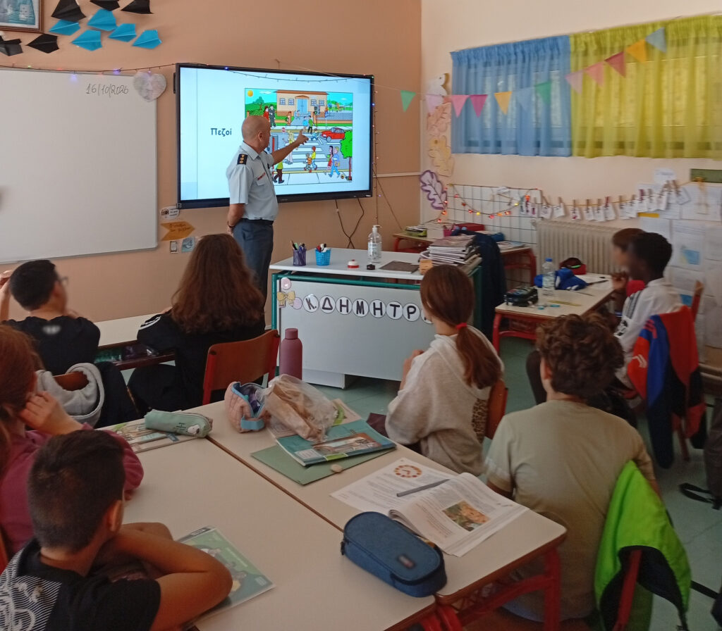 «Μάθημα» για την οδική ασφάλεια σε μαθητές Δημοτικού της Αιγιάλειας ΦΩΤΟ