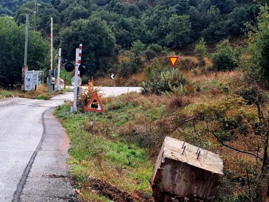 Εργάτες αφαιρούν νέες κολώνες φωτισμού στην Καλάβρυτα