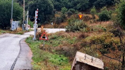 Καλάβρυτα: Αφαιρούνται οι νέες κολώνες φωτισμού από επικίνδυνους κόμβους 12 Εργάτες αφαιρούν νέες κολώνες φωτισμού στην Καλάβρυτα