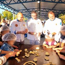 Ο Θωμάς Λαζανάς με τη Λέσχη Αρχιμαγείρων δίπλα στο πάρκο στην Πάτρα