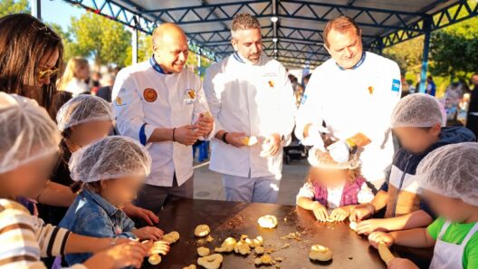 Ο Θωμάς Λαζανάς με τη Λέσχη Αρχιμαγείρων δίπλα στο πάρκο στην Πάτρα