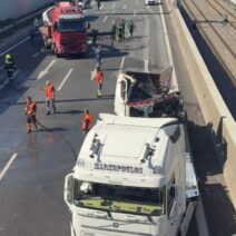 Σοβαρό τροχαίο στην Αττική Οδό: Ο οδηγός φορτηγού εκτινάχθηκε 2 Σοβαρό τροχαίο στην Αττική Οδό: Ο οδηγός φορτηγού εκτινάχθηκε