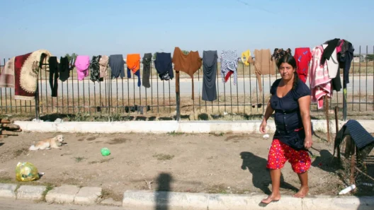Αστυνομική μονάδα στην Πάτρα με φόντο αστικό τοπίο