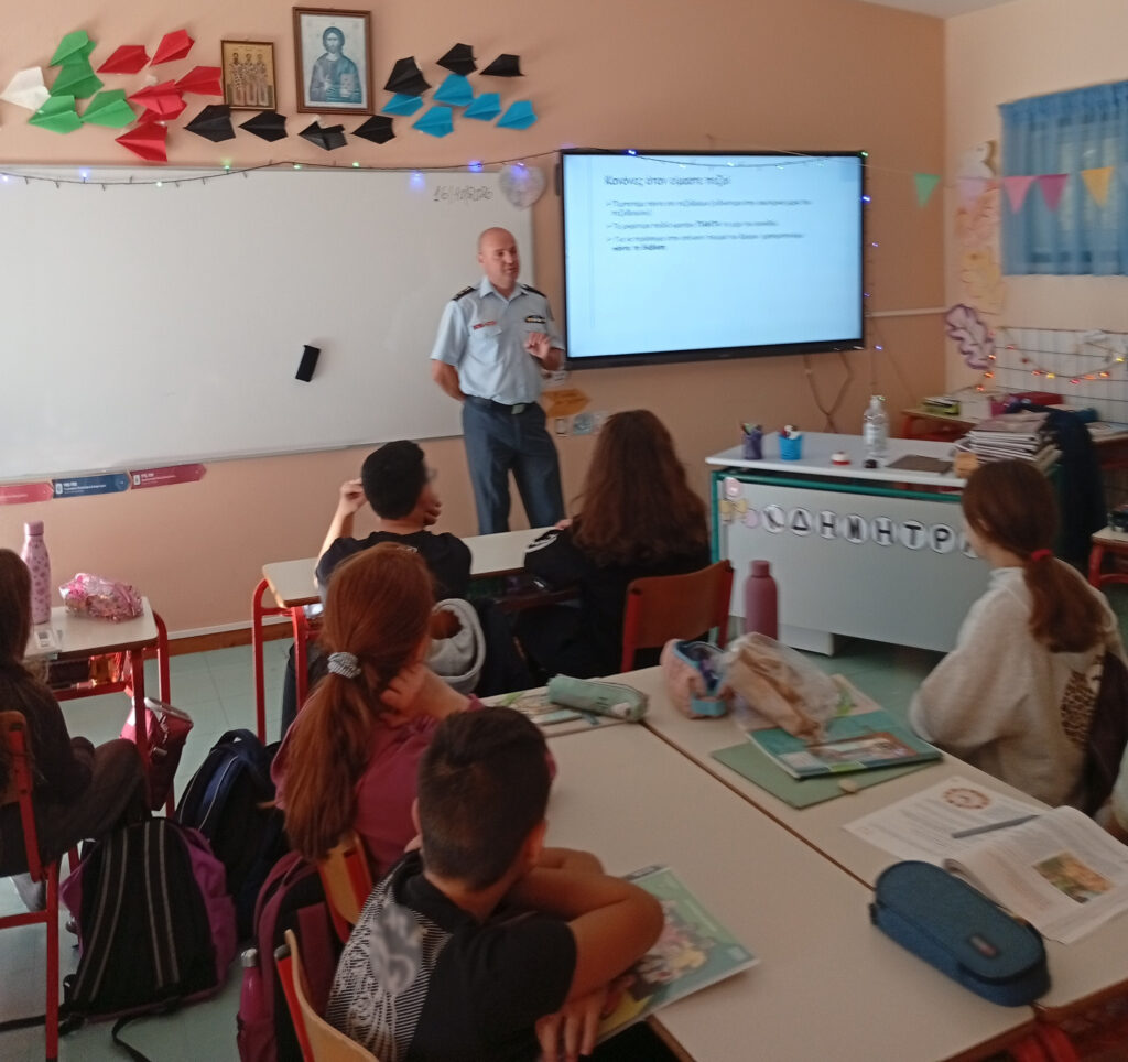 «Μάθημα» για την οδική ασφάλεια σε μαθητές Δημοτικού της Αιγιάλειας ΦΩΤΟ 5 «Μάθημα» για την οδική ασφάλεια σε μαθητές Δημοτικού της Αιγιάλειας ΦΩΤΟ