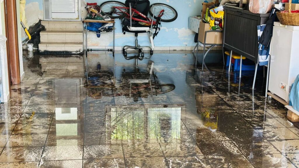 Φωτογραφία που δείχνει πλημμύρα με λυματά και ακαθαρσίες σε οδικό …
