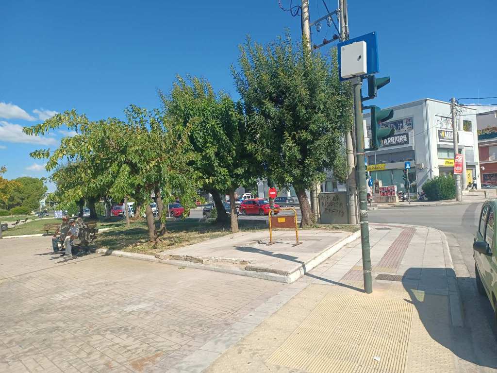 Πάτρα: Ο Δήμος αποξήλωσε εγκαταλελειμμένα περίπτερα ΦΩΤΟ