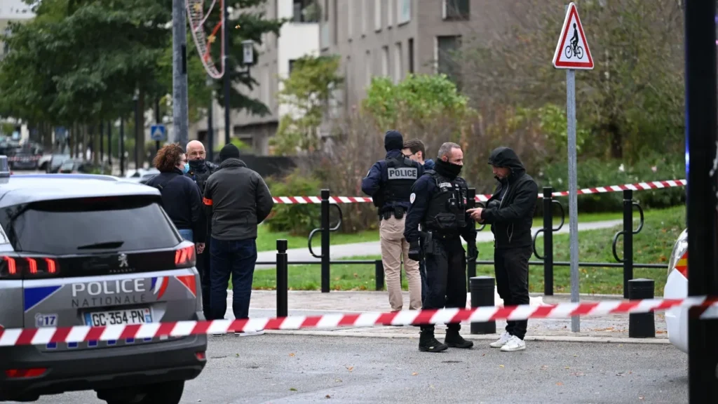 Παρίσι: Άγνωστος μαχαίρωσε γυναίκα που περπατούσε με την 6χρονη κόρη της